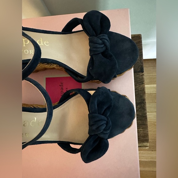 Kate Spade size 8.5 “Patio” navy suede with wicker platform sandal with bow - Picture 5 of 10
